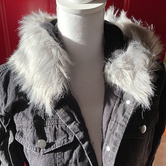 Ladies scam Facebook coat sz med - Picture 2 of 4